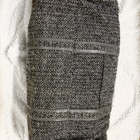 Gorgeous Oscar de la Renta Tweed Duffle Bag - Picture 7 of 8